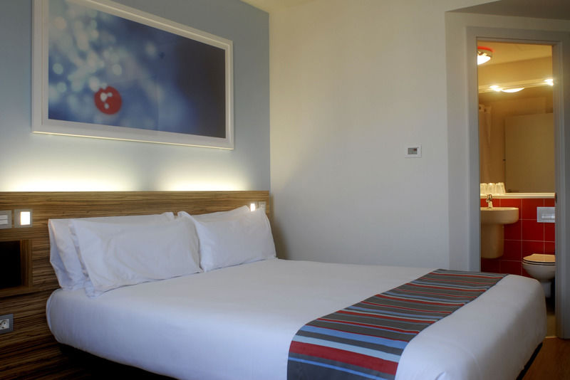 Travelodge London Stratford Hotel Exterior photo